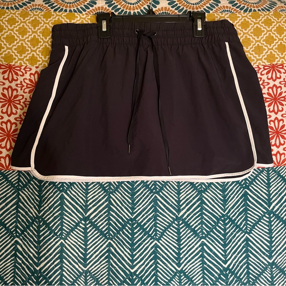 Black GapFit tennis skirt with white lining